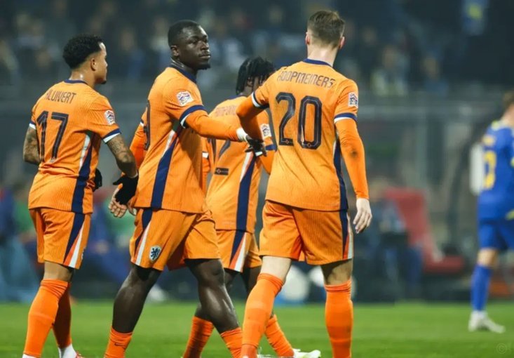 荷兰国家队为西蒙斯伤退寻锋线备选克鲁伊维特或萨默维尔