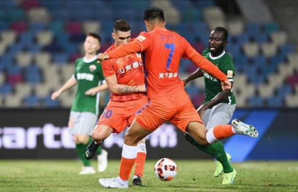 中超-克雷桑双响近2场轰5球 泰山客场2-1深圳两连胜