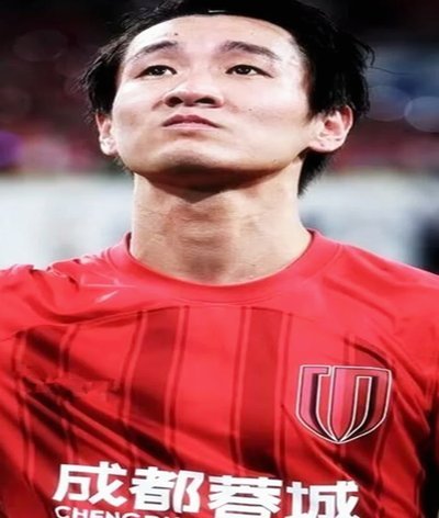 天外飞仙！韦世豪远距离任意球直接破门，蓉城1-0