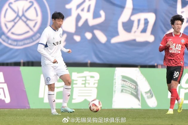 狠人！一无锡吴钩球迷不满教练组直接跳下看台与其理论
