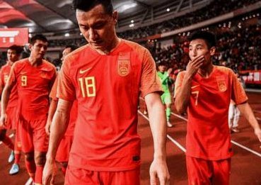 国足0-5惨败，国脚赛后集体回避，高中生接受采访