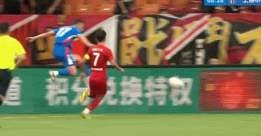 足球报：申花在飞机上过夜已抵达武汉，阿苏埃包扎后会合